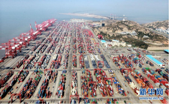 上海自贸区洋山港集装箱码头。新华社记者 凡军 摄